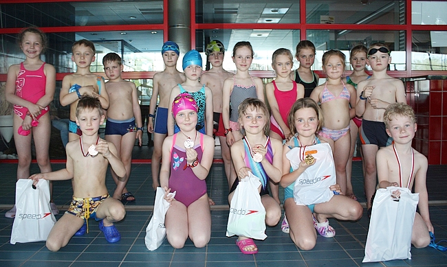 Uczestnicy zawodów pływackich