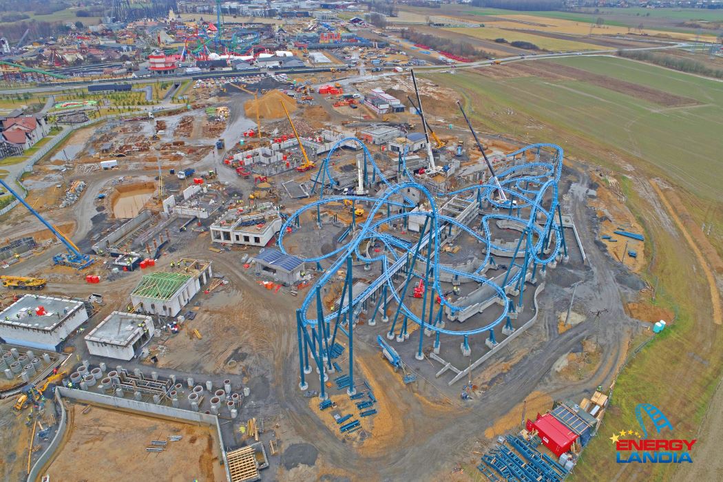 widok na budowę nowego roller coastera w Energylandii