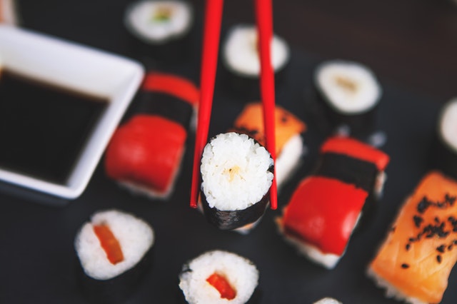 Jak jeść sushi i jakie są tego zalety?