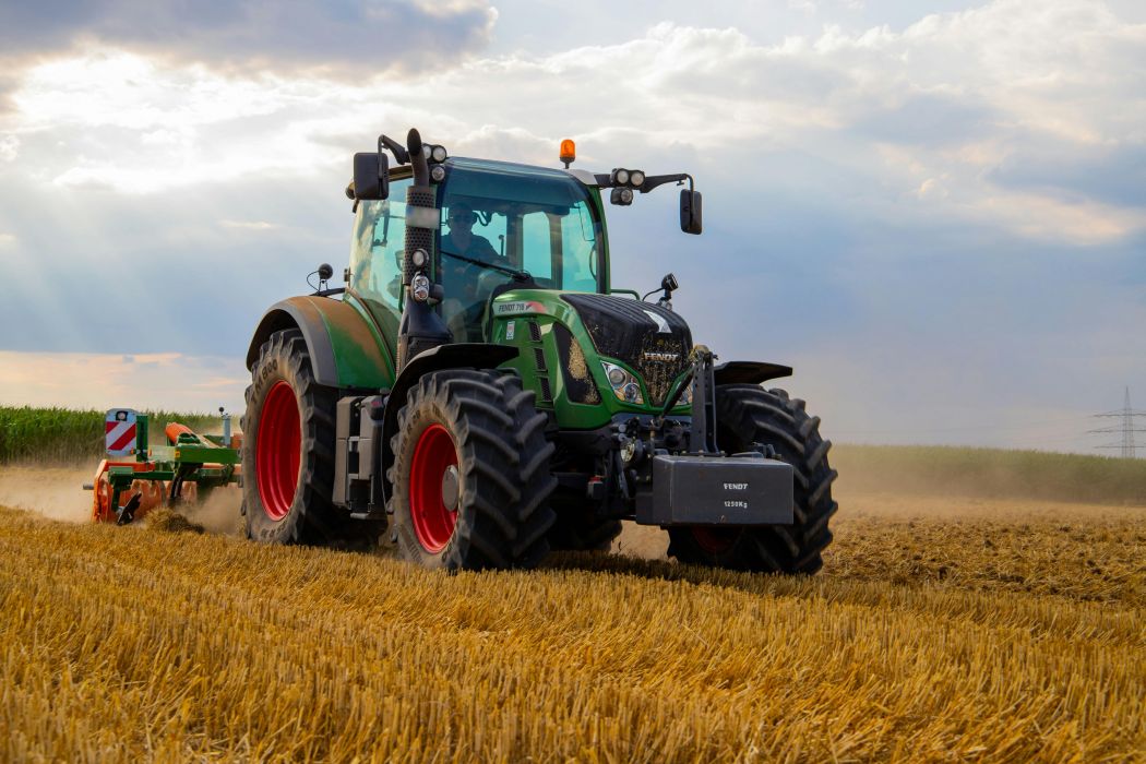 Jak wybrać odpowiednią maszynę rolniczą dla Twojego gospodarstwa?