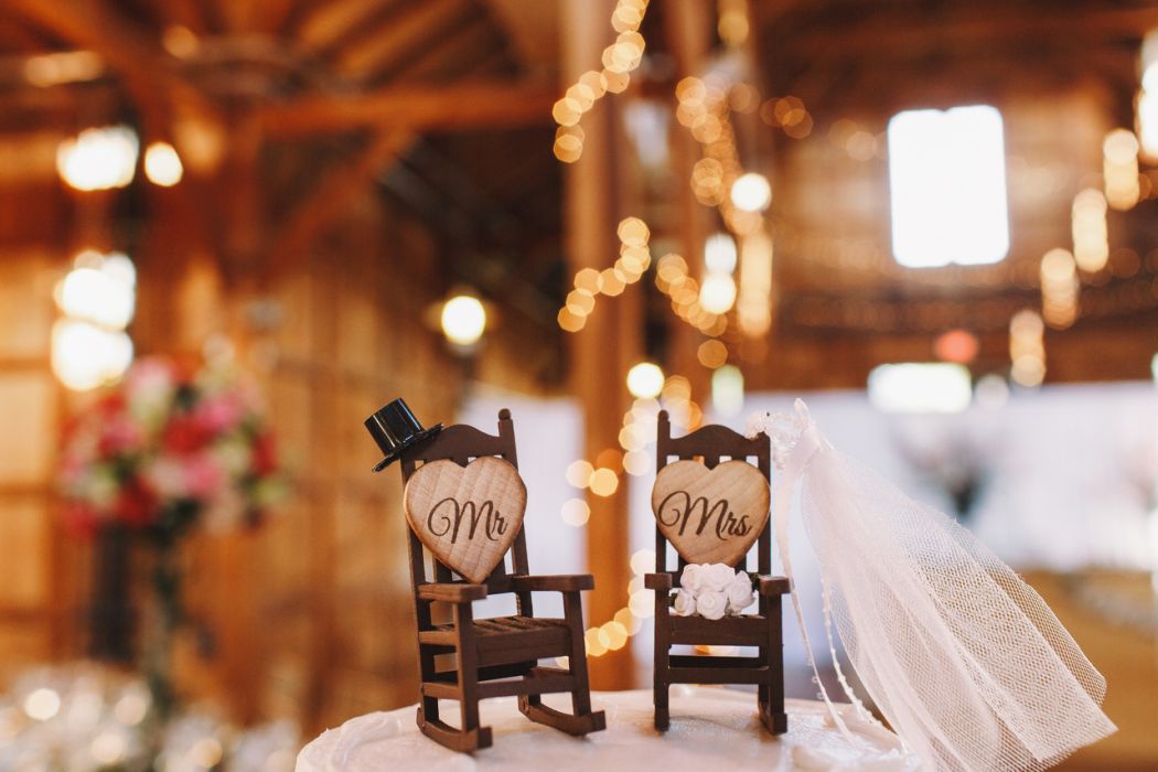 Dekoracje sali weselnej - dlaczego warto postawić na drewno