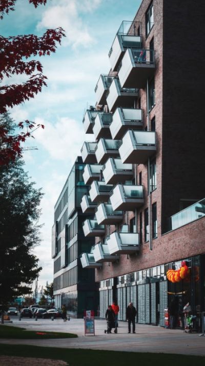 Szklane balustrady pomysł na balkon w nowoczesnym stylu
