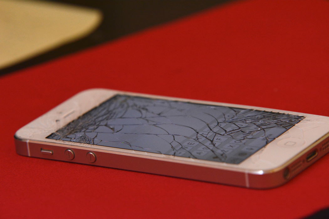 Zbita szybka w iPhonie – co robić?