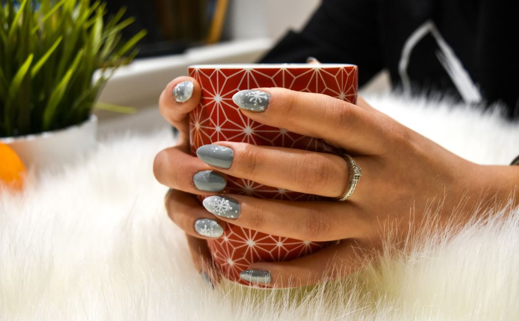 Manicure hybrydowy - zapomnij o szybko łamiących się paznokciach