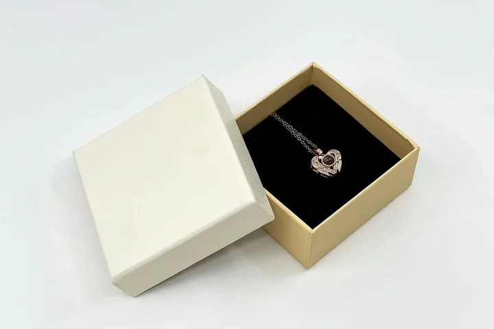 Dlaczego sentymentalny prezent zostaje z nami na lata?