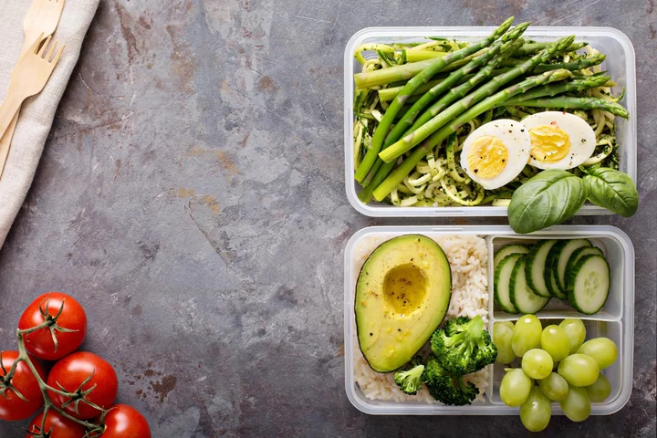 Catering dietetyczny w Krakowie usprawnia codzienną rutynę aktywnych singli. Odkryj, jak to działa