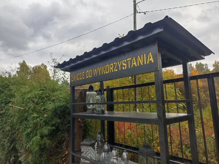 Obraz do artykułu: „Znicze do wykorzystania” w Trzebini – mały regał, duży gest przed 1 listopada