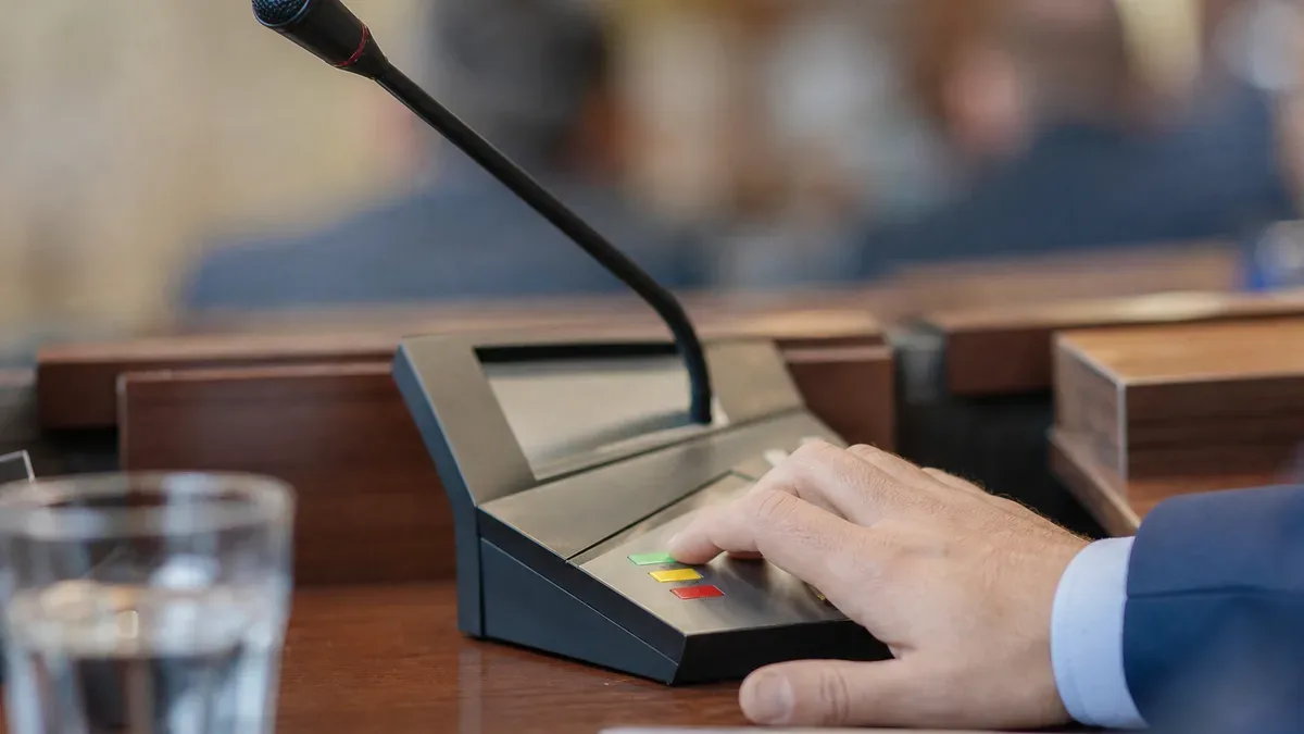 Jeden kandydat, nowy radny w Rozkochowie. Grzegorz Kulawik złożył ślubowanie