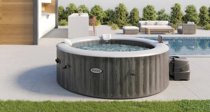 Na zdjęciu przedstawione jest jacuzzi znajdujące się na ogrodzie przy basenie