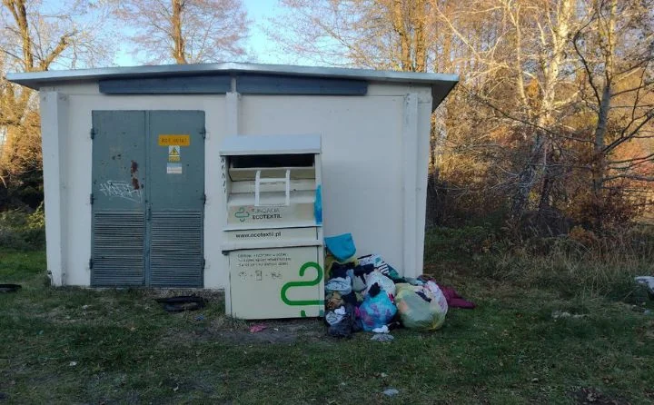Obraz do artykułu: Kontener czy śmietnik? Ubrania porzucone przy Salwatorze gniją pod chmurką
