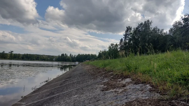 Betonowa zapora - wał przy Chechle