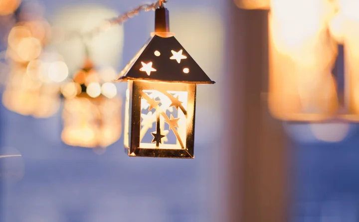 Obraz do artykułu: Roraty 2025 i piosenka „Ja, Biały Lew” – wszystko, co musisz wiedzieć o adwentowej tradycji dla dzieci i rodzin