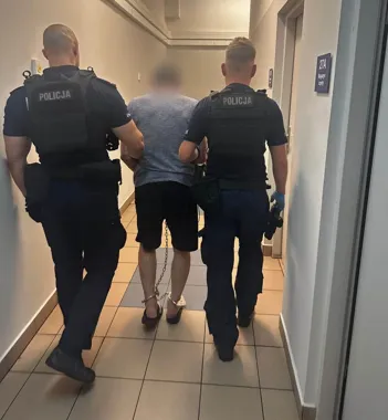 Poszukiwany czerwoną notą wpadł gdy się się obnażał - Aktualności Policja Małopolska