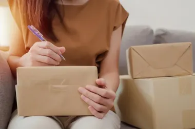 Jak wysłać tanią paczkę kurierem i zaoszczędzić na kosztach przesyłki?