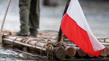 Emeryt z Babic buduje tratwy i płynie przez Polskę z flagą gminy