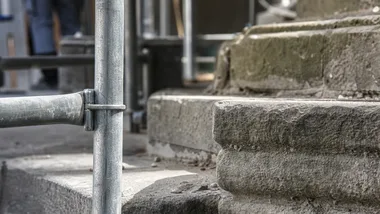 Remont schodów przy zabytkowym kościele w Babicach kosztuje 300 tys. zł