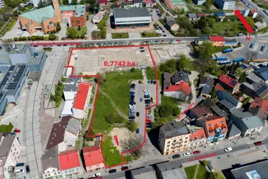 Widok z góry: miejska działka zaznaczona na czerwono, 0,7742 ha, przy ul. Krakowskiej i Kusocińskiego.