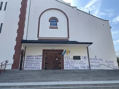 Obraz do artykułu: Wandal z Sierszy zatrzymany w kilka godzin. Zniszczenia kościoła za 25 tysięcy złotych