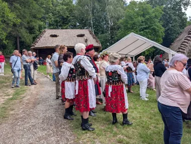 Obraz do artykułu: Folkowisko połączyło tradycje Krakowiaków i Liptowiaków. Smaki, muzyka i tłumy w skansenie