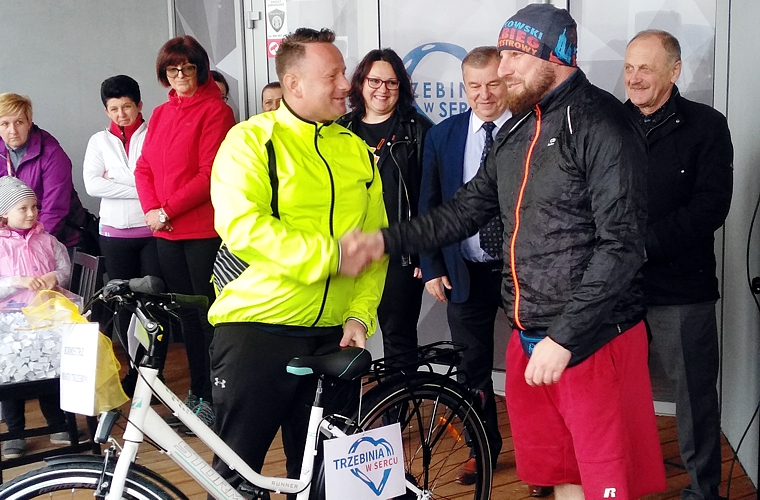 Burmistrz przekazuje wylosowany rower