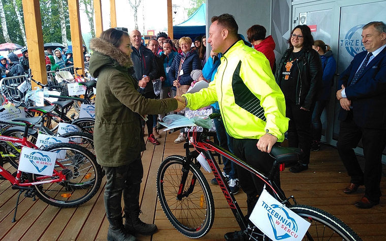 Burmistrz przekazuje kolejny rower