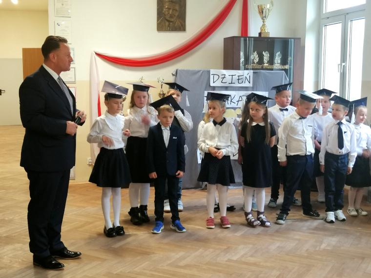 Burmistrz Trzebini wraz z uczniami