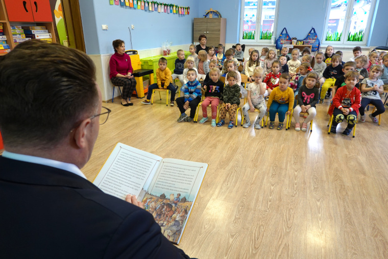 Burmistrz czyta bajkę dzieciom