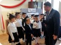 Burmistrz przybija pi  tk   z uczniami