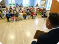 Burmistrz czyta przedszkolakom