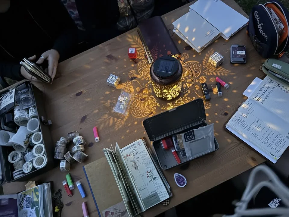 Grafika promocyjna wydarzenia Escribo Analog Fest w Chrzanowie – papier, journaling i analogowy dzień bez ekranów