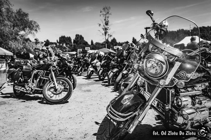 Obrazek przedstawia grafikę promocyjną wydarzenia Piknik motocyklowy nad Zalewem Balaton w Trzebini — IX edycja