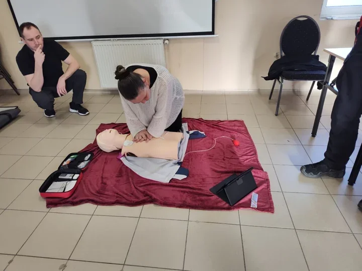 OSP w Libiążu nauczyła mieszkańców ratować życie - praktyczne ćwiczenia z AED