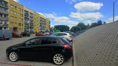 Przy Urzędniczej powstał nowy parking. Jest 17 miejsc i wzmocniona skarpa