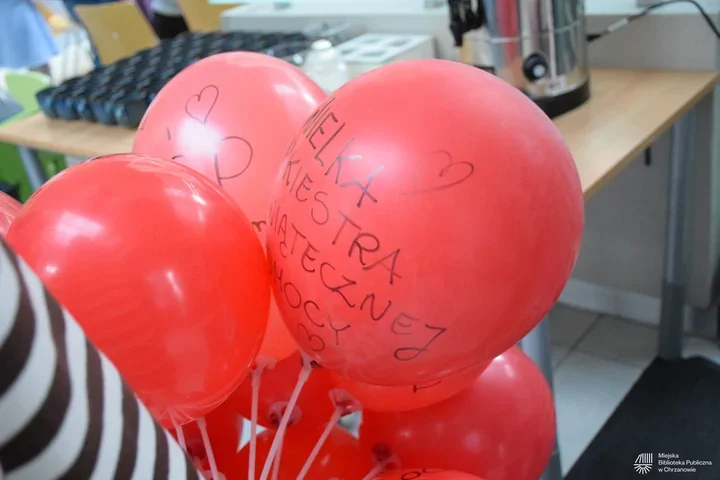 Biblioteka z sercem w Chrzanowie - 34. finał WOŚP zamienił hol w pracownię radości