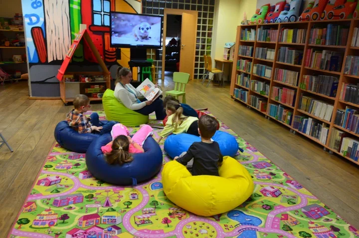 Jak pępek rozbawił bibliotekę - relacja z Czytania na dywanie