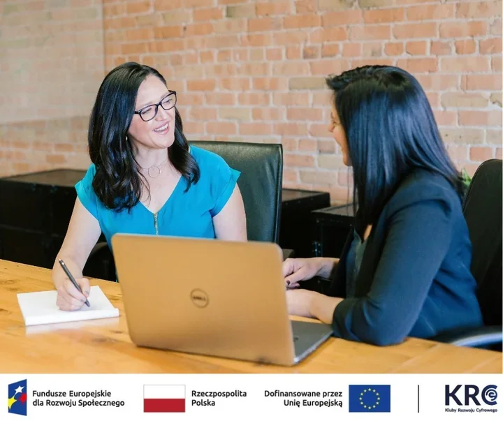 Bezpłatne wsparcie cyfrowe w bibliotece - rozmowy z edukatorem i pomoc AI