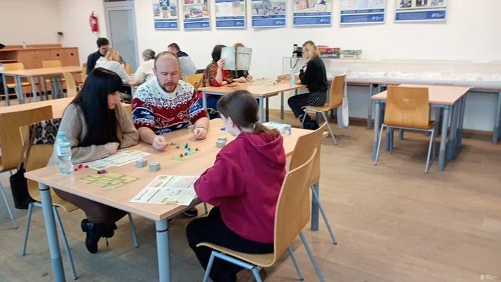 Wieczór planszówek w bibliotece - śmiech, rywalizacja i nowe odkrycia przy stołach