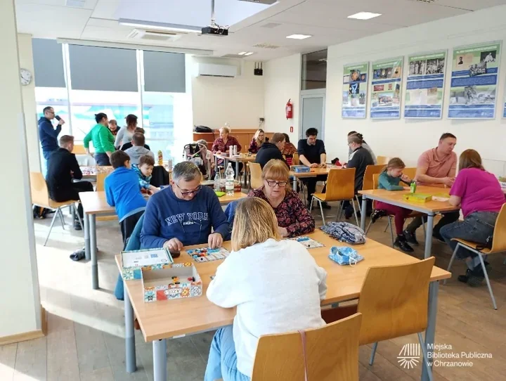 W planszówkowym tłoku - jak biblioteka w Chrzanowie ożywiła wieczór