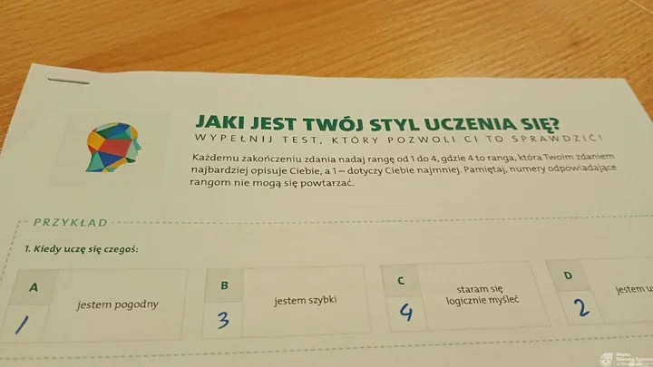 Seniorzy uczą się przez całe życie - biblioteka jako przestrzeń małych kroków i wielkich odkryć