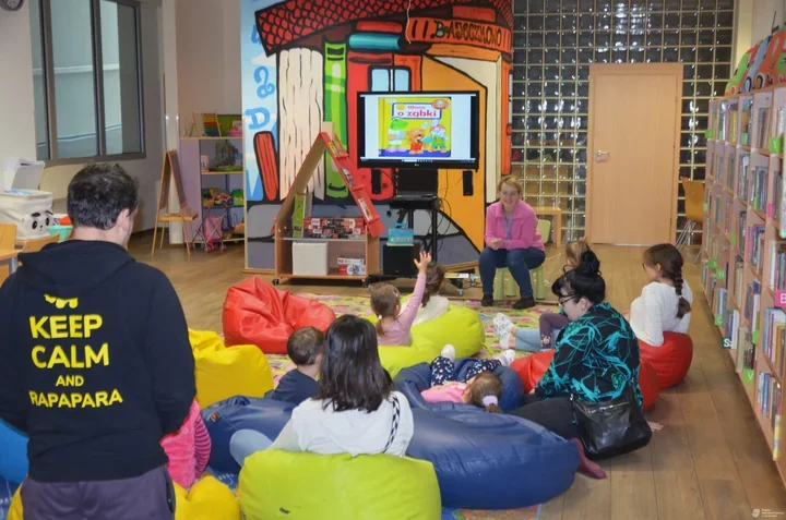 Czytające Brzdące w bibliotece - zabawa o ząbkach i zdrowych brzuszkach