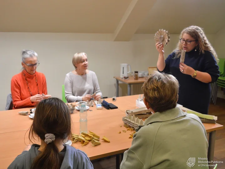 Zimowe kwiaty z opakowań po jajkach - warsztaty w Filii w Płazie