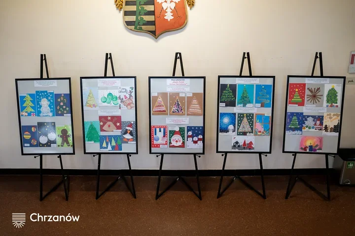 Kolorowa Magia Świąt - prace dzieci na wystawie w Urzędzie Miejskim
