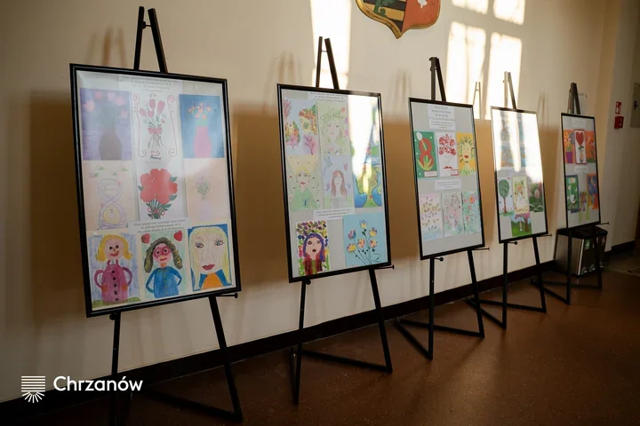 Barwna wystawa młodych artystów – wiosenne prace z okazji Dnia Kobiet w Urzędzie