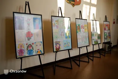 Barwna wystawa młodych artystów – wiosenne prace z okazji Dnia Kobiet w Urzędzie