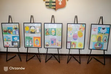 W chrzanowskim urzędzie pojawiła się wielkanocna galeria dziecięcej wyobraźni