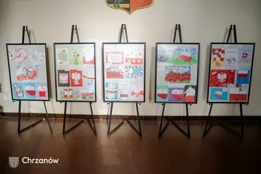 W urzędzie zawisły biało-czerwone prace. Dzieci z Chrzanowa opowiadają o święcie