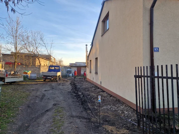 Utwardzają dojście przy urzędzie - koniec błota po deszczu przy Kościuszki 43