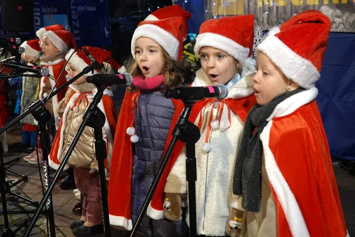 Rynek w świątecznym blasku - mieszkańcy spotkali się na miejskiej wigilii