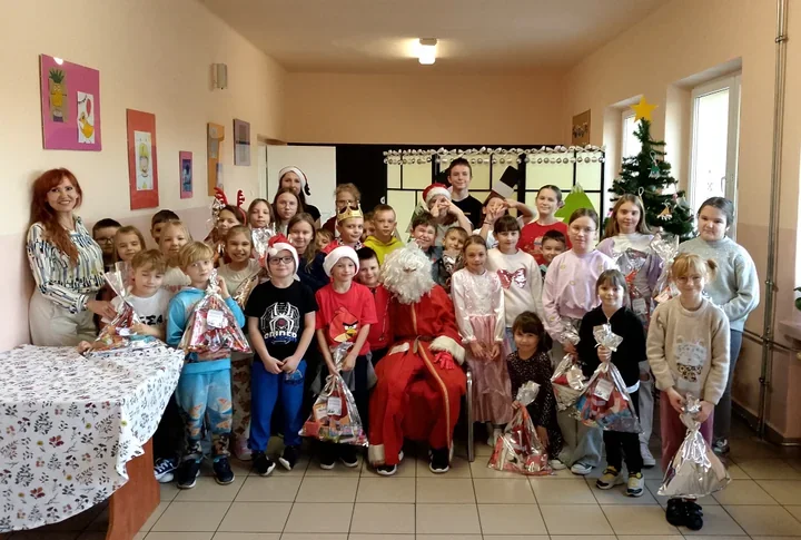 Świąteczny spektakl w świetlicy Plus - dzieci zagrali „Kopciuszka” i odwiedził ich Mikołaj