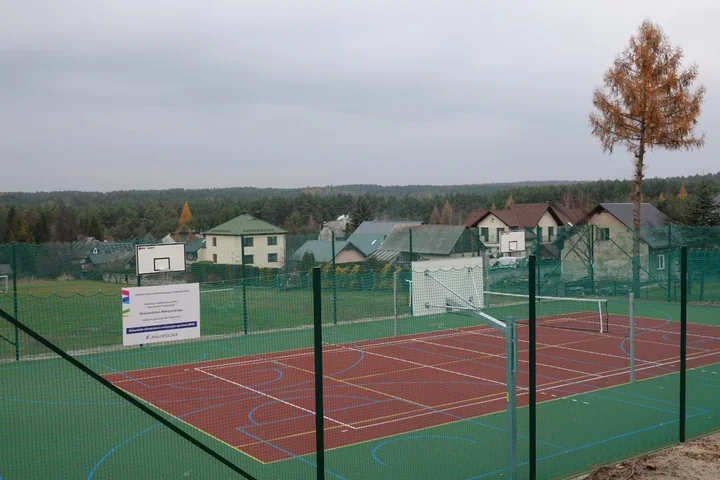 W Płokach kończą budowę boiska wielofunkcyjnego - nowe centrum sportu i integracji